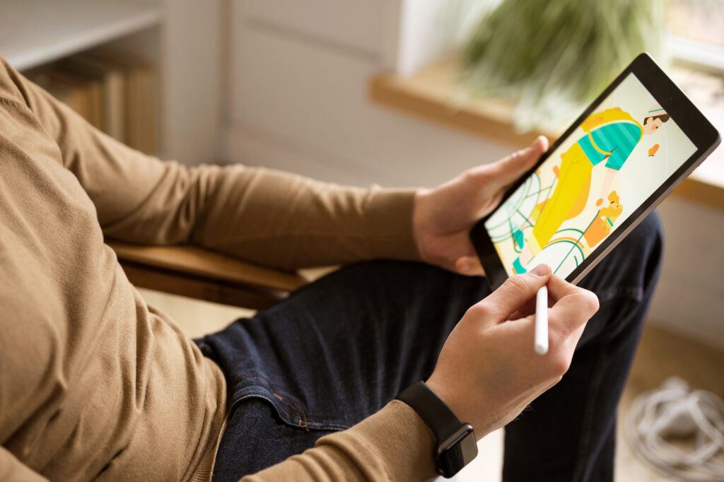 Apple Pencil 2 compatiblity shows adult male drawing on his iPad