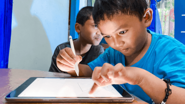 children drawing on the best drawing tablets for kids